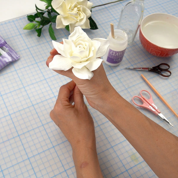 With this two-piece silicone mold, you can easily create stunning and intricate Gardenia flowers in a range of sizes. DECO Clay Craft  Realistic flower petals for CLAYCRAFT BY DECO CLAY as well as sugar flowers and