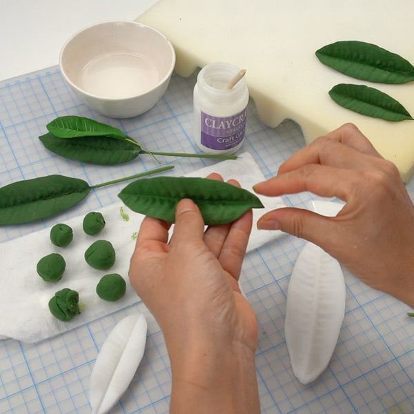 With the assistance of these two top-quality silicone molds, you can effortlessly fashion plumeria leaves in an assortment of sizes to meet your specific needs. Realistic flower petals and leaves for CLAYCRAFT BY DECO CLAY as well as sugar flowers and