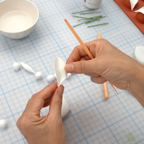 Create beautiful and realistic plumeria petals with ease, using these two top-quality silicone molds. Get creative and craft flowers in various sizes to bring your designs to life! sugar flower