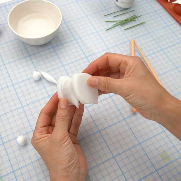 Create beautiful and realistic plumeria petals with ease, using these two top-quality silicone molds. Get creative and craft flowers in various sizes to bring your designs to life!  Realistic flower petals and leaves for CLAYCRAFT BY DECO CLAY as well as sugar flowers and